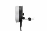 Sivunäkymä Godox R1200 -rengassalamapäästä AD1200Pro:lle, jossa on pyöreä muotoilu mustalla ja hopeisella kehyksellä, kiinnitetty kiinnike ja virtajohto, joka ulottuu alaspäin valkoista taustaa vasten.