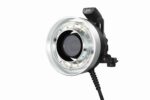 Lähikuva Godox R1200 Ring Flash Head -salamapäästä AD1200Pro:lle, jossa on pyöreä LED-rengas linssin ympärillä ja joka on liitetty kelattuun virtajohtoon.