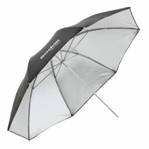 Godox Silver Umbrella 85cm AD300Pro:lle, jossa on suuri musta-hopea muotoilu metallivarrella ja näkyvällä logolla, on esitetty avattuna valokuvausvalaistusta varten.