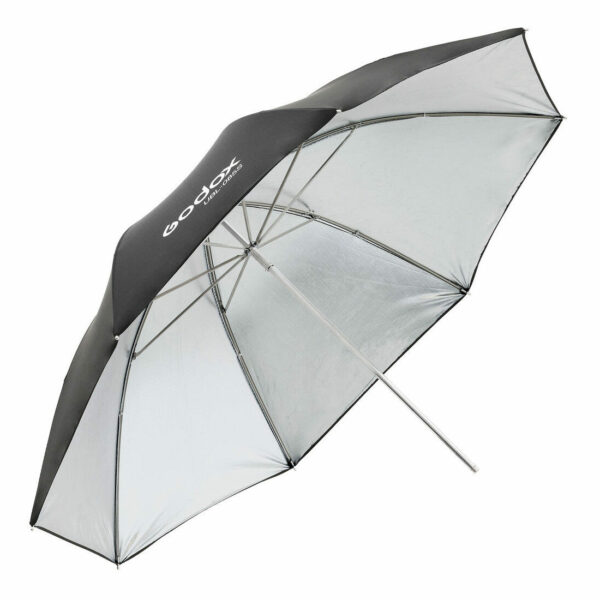 Godox Silver Umbrella 85cm AD300Pro:lle, jossa on suuri musta-hopea muotoilu metallivarrella ja näkyvällä logolla, on esitetty avattuna valokuvausvalaistusta varten.