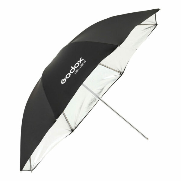 Godox Silver Umbrella 85cm for AD300Pro on mustavalkoinen studiovalovarjo, jossa on heijastava hopeinen sisäpuoli, metallinen varsi ja Godoxin logo valkoisella mustalla ulkopinnalla.