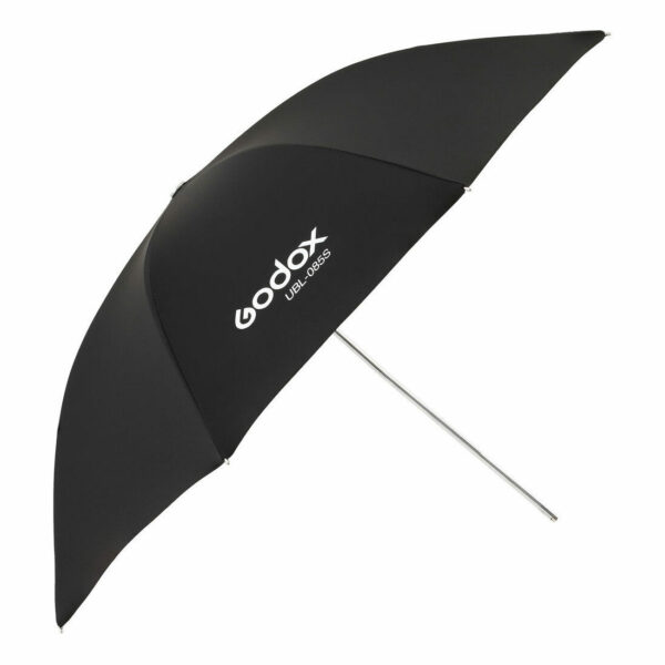 Musta Godoxin hopeinen sateenvarjo 85cm AD300Pro:lle, jossa on hopeinen varsi, avattuna valkoista taustaa vasten. Godoxin logo ja mallin nimi on painettu valkoisella yhdellä paneelilla.