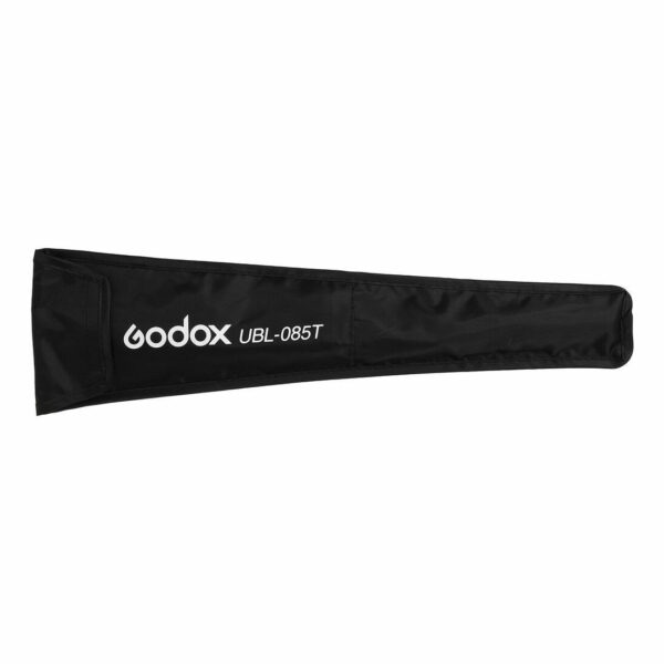 Musta, pitkänomainen vetoketjullinen kantolaukku Godox Translucent Umbrella 85cm for AD300Pro -mallille. Godoxin logo ja mallinumero on painettu valkoisella koteloon, joka on suunniteltu valokuvausvälineiden säilytykseen ja kuljetukseen.