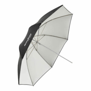 1605010700_022 Godox White Umbrella 85cm for AD300Pro on suuri mustavalkoinen studiosateenvarjo, jossa on hopeanvärinen metallivarsi ja -kylkiluut, avattuna ja Godoxin logo yhdessä mustassa paneelissa.