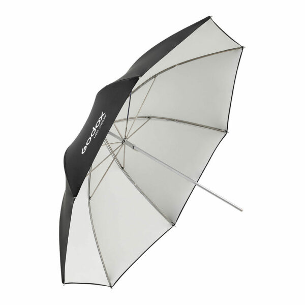 1605010700_022 Godox White Umbrella 85cm for AD300Pro on suuri mustavalkoinen studiosateenvarjo, jossa on hopeanvärinen metallivarsi ja -kylkiluut, avattuna ja Godoxin logo yhdessä mustassa paneelissa.