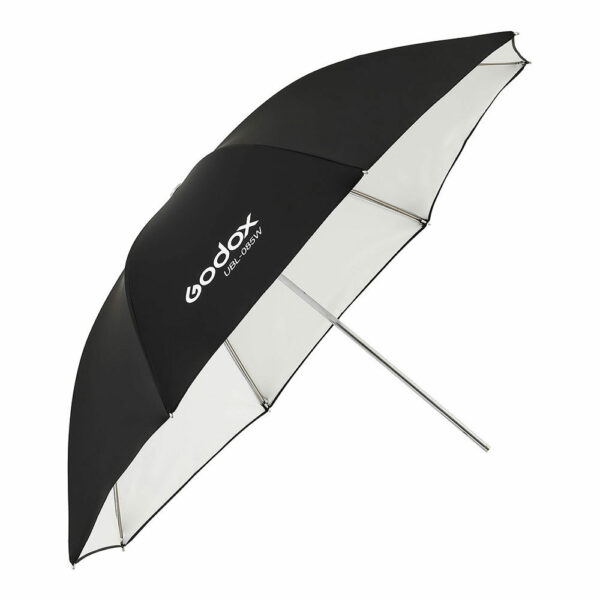 1605010701_656 Godox White Umbrella 85cm for AD300Pro -mallissa on musta ulkopinta, valkoinen sisäpinta, hopeanvärinen metallivarsi ja Godox UB-L100SW -brändi yhdessä paneelissa. Se on kuvattu valkoista taustaa vasten.