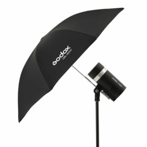 1605010704_171 Godoxin valkoinen sateenvarjo 85cm AD300Pro:lle ja Godoxin studiovalo mustalla jalustalla, kulma valkoista taustaa vasten.