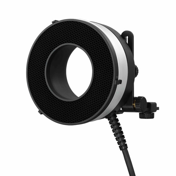 Godox BD-09C Grid for R1200 Ring Flash Reflector (40° 6mm), jossa on musta kotelo ja liitetty virtajohto, on kuvassa hunajakennomainen diffuusori valkoista taustaa vasten.