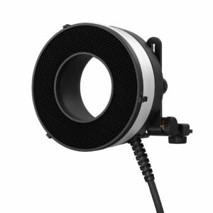 Godox BD-09A Grid for R1200 Ring Flash Reflector (30°, 5mm) on pyöreä musta-hopea lisävaruste, jossa on hunajakennomaisen ruudukon etuosa ja joka on kiinnitetty säädettävään kiinnikkeeseen, jossa on liitetty virtajohto.