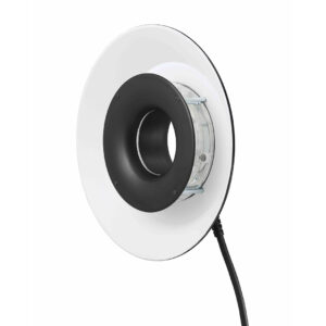 Godox RFT-21 Rengassalamaheijastin R1200 White -valaisimelle sisältää pyöreän LED-rengasvalon, jossa on valkoinen ulkokehä ja musta keskikehä ja joka on asennettu kirkkaaseen kiinnikkeeseen, jossa on virtajohto, kuvassa valkoista taustaa vasten.