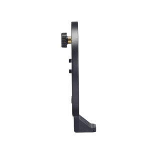 Sivukuva Godox FLB-90 Quick Rotating Camera Bracket Kit for R1200 -kameran kiinnityssarjasta, L-muotoisesta mustasta metallisesta kiinnikkeestä, jossa on pyöreä säätönuppi yläreunassa ja litteä pohja, valkoista taustaa vasten.