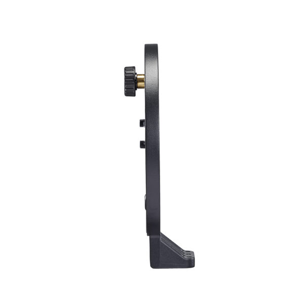 Sivukuva Godox FLB-90 Quick Rotating Camera Bracket Kit for R1200 -kameran kiinnityssarjasta, L-muotoisesta mustasta metallisesta kiinnikkeestä, jossa on pyöreä säätönuppi yläreunassa ja litteä pohja, valkoista taustaa vasten.