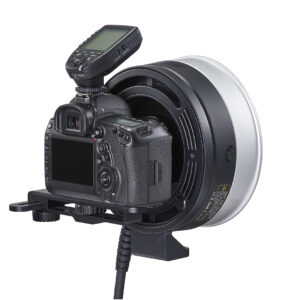 Digitaalinen DSLR-kamera on kiinnitetty Godox FLB-90 Quick Rotating Camera Bracket Kit for R1200 -laitteeseen, johon on kiinnitetty hopeanvärinen ja musta rengassalama ja langaton laukaisulähetin kameran kuumakenkään.