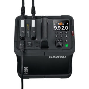 Godox P2400 -kannettavan virtalähteen yläkuvassa on kaksi liitettyä kaapelia, keskikahva, ohjauspainikkeet, digitaalinäyttö, jossa näkyy 9,920, ja Godoxin tuotemerkki sivulla.