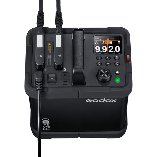Godox P2400 -kannettavan virtalähteen yläkuvassa on kaksi liitettyä kaapelia, keskikahva, ohjauspainikkeet, digitaalinäyttö, jossa näkyy 9,920, ja Godoxin tuotemerkki sivulla.