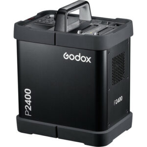 Godox P2400 on musta kannettava virtalähde, jossa on yläkahva ja jonka sivuilla on merkinnät "Godox" ja "P2400" ja jossa on ohjauspainikkeet ja tuuletusaukot.