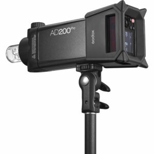 Godox AD200Pro Silicone Fender asennettuna kameran salamalaitteeseen, joka on kiinnitetty valotelineeseen, näyttö, ohjauspainikkeet ja lamppu näkyvissä.