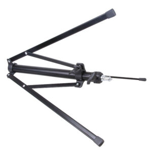 Musta Godox Witstro Tripod, jossa on kolme ulosvedettyä jalkaa, on kyljellään valkoista taustaa vasten, ja siinä näkyy keskitanko ja säätönuppi. Se on todennäköisesti suunniteltu mikrofonin tai vastaavan laitteen pitämiseen.