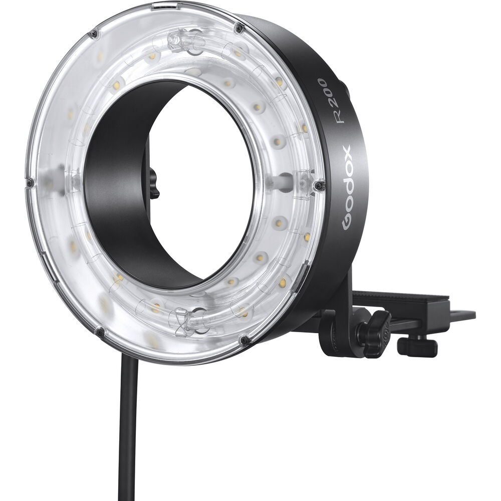 Godox R200 Ring Flash Head for AD200Pro & AD200 -salamavalaisimissa on pyöreä muotoilu, jossa on näkyvät LED-valot reunoilla, ja mukana tulee kiinnitysteline, kuvassa valkoisella pohjalla.
