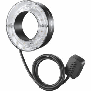 Godox R200 Ring Flash Head for AD200Pro & AD200 -salamavalaisimessa on pyöreä LED-rengas, ja se liitetään mustalla kaapelilla virtalähteeseen, joten se on ihanteellinen valokuvauksen valaistukseen.