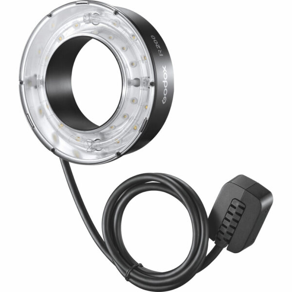 Godox R200 Ring Flash Head for AD200Pro & AD200 -salamavalaisimessa on pyöreä LED-rengas, ja se liitetään mustalla kaapelilla virtalähteeseen, joten se on ihanteellinen valokuvauksen valaistukseen.