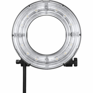Godox R200 Ring Flash Head for AD200Pro & AD200 -salamapää on esitetty edestäpäin mustalla jalustalla ilman valoa, jolloin sen kirkas ulkokotelo ja pienet yksittäiset LED-lamppujen lamput on sijoitettu pyöreän renkaan ympärille.