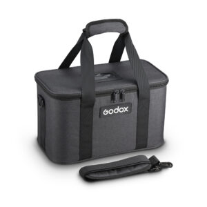 Godox CB-26 -kantolaukku P2400:lle on musta, ja siinä on kaksi kahvaa, vetoketju ylhäällä ja irrotettava pehmustettu olkahihna edessä. Godoxin logo näkyy laukun etupuolella.