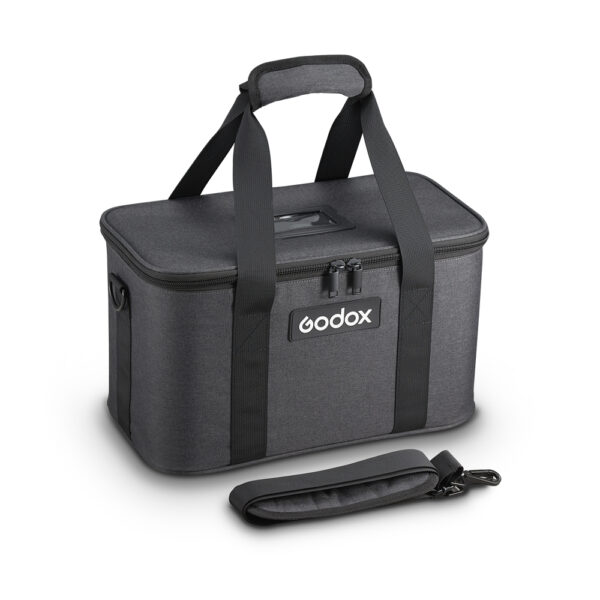 Godox CB-26 -kantolaukku P2400:lle on musta, ja siinä on kaksi kahvaa, vetoketju ylhäällä ja irrotettava pehmustettu olkahihna edessä. Godoxin logo näkyy laukun etupuolella.
