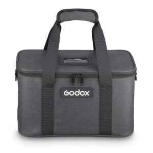 Godox CB-26 -kantolaukku P2400:lle on suorakulmainen, harmaa, pehmeäpintainen laukku, jossa on mustat kahvat, vetoketjullinen kansi, vahvistetut hihnat ja Godoxin logo edessä.