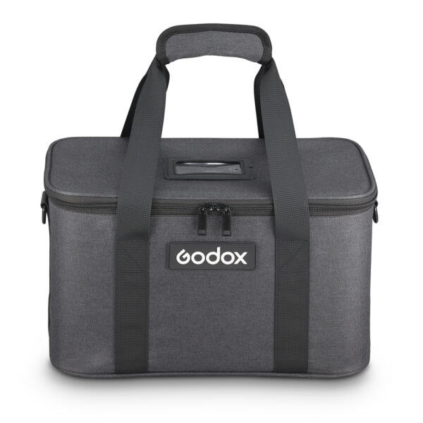 Godox CB-26 -kantolaukku P2400:lle on suorakulmainen, harmaa, pehmeäpintainen laukku, jossa on mustat kahvat, vetoketjullinen kansi, vahvistetut hihnat ja Godoxin logo edessä.
