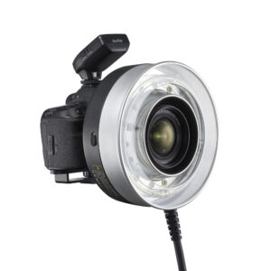 Godox R2400 Ring Flash Head for AD1200Pro / P2400 on digitaalikameran lisävaruste, jossa on objektiivin ympärille asennettava pyöreä salama, ohjausyksikkö kuumakengässä ja liitäntäkaapeli kameraan.