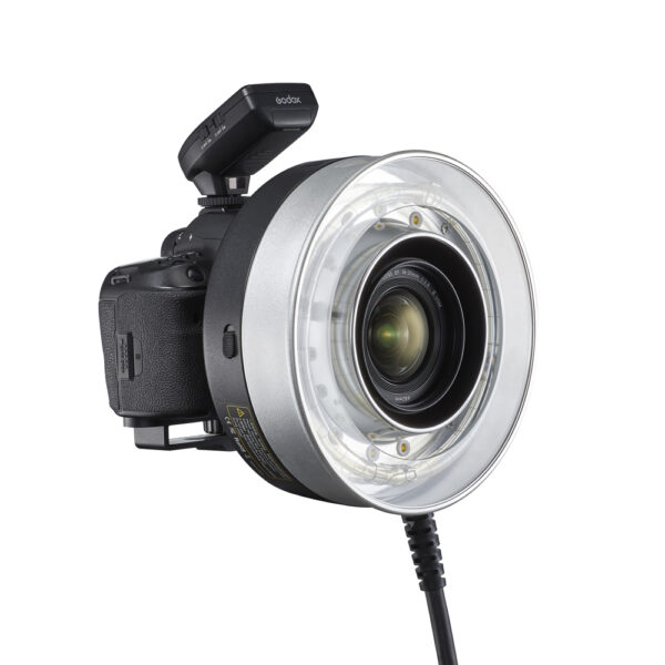 Godox R2400 Ring Flash Head for AD1200Pro / P2400 on digitaalikameran lisävaruste, jossa on objektiivin ympärille asennettava pyöreä salama, ohjausyksikkö kuumakengässä ja liitäntäkaapeli kameraan.