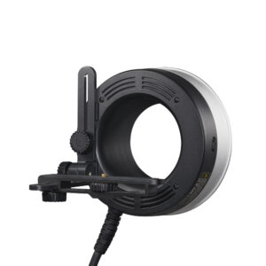Lähikuva Godox R2400 -rengassalamapäästä AD1200Pro / P2400:lle, jossa on pyöreä muotoilu mustalla kiinnikkeellä ja säätönupilla, joka on suunniteltu kamerakäyttöön ja jonka pohjasta lähtee virtajohto.