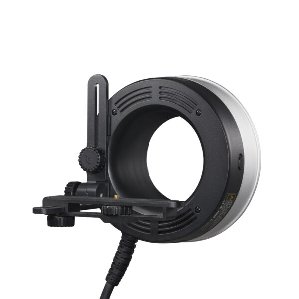 Lähikuva Godox R2400 -rengassalamapäästä AD1200Pro / P2400:lle, jossa on pyöreä muotoilu mustalla kiinnikkeellä ja säätönupilla, joka on suunniteltu kamerakäyttöön ja jonka pohjasta lähtee virtajohto.