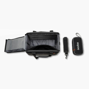 Godox Carry Bag for AD200 System on musta, suorakulmainen kameralaukku, jossa on avoin yläosa, irrotettava olkahihna ja sen vieressä vetoketjullinen tarvikepussi, kaikki vaaleanharmaalla pohjalla.