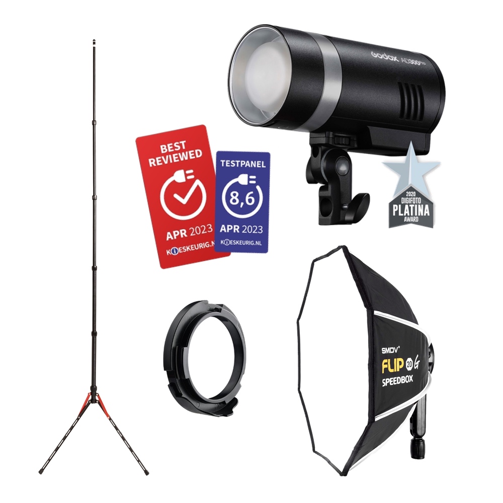 Godox AD300PRO Go Kit sisältää korkean jalustan, mustan studiovalon, softboxin, kiinnitysrenkaan sekä kaksi palkintomerkkiä parhaasta arvostelusta ja testipaneelin luokituksesta.