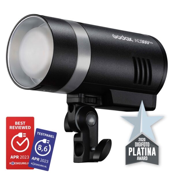 Godox AD300PRO Go Kit, kuvassa pyöreä diffuusori kiinnitystelineessä, on varustettu parhaan arvostelun ja testipaneelin merkeillä sekä vuoden 2020 Digifoto Platina -palkinnolla.