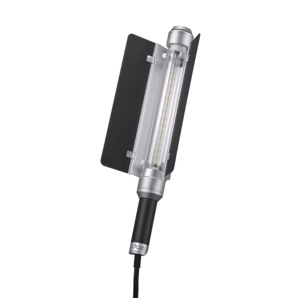 Godox AD-S200 Stick Flash Head on sylinterinmuotoinen valaisin, jossa on hopeinen tynnyri, musta kahva ja litteät mustat paneelit molemmilla sivuilla, jotka on yhdistetty virtajohdolla.