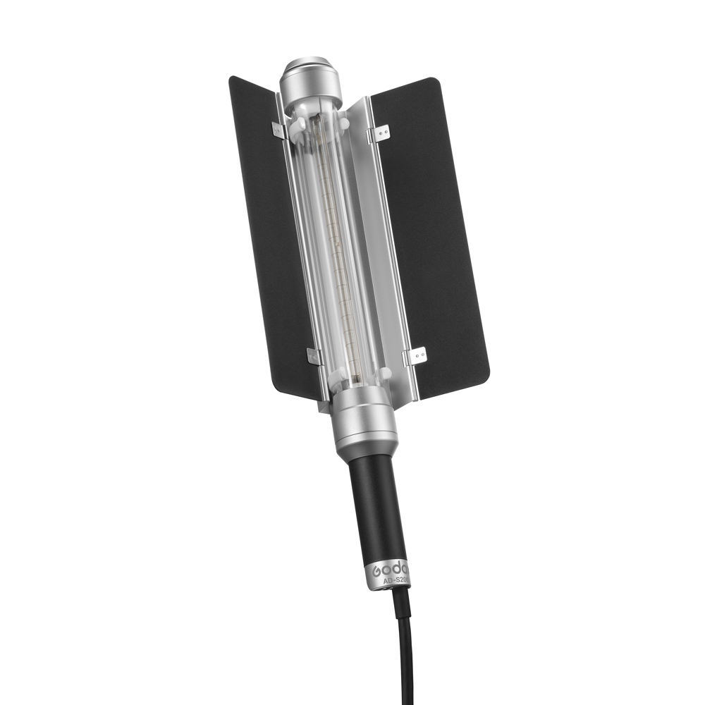 Godox AD-S200 Stick Flash Head on käsikäyttöinen metallista ja lasista valmistettu laite, jossa on sylinterinmuotoinen putki, kaksi mustaa suorakulmaista läppää kummallakin puolella ja musta kahva, jonka pohjasta ulottuu johto.