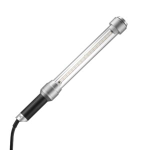 Godox AD-S200 Stick Flash Head -salamapäässä on sylinterimäinen LED-muotoilu, jossa on läpinäkyvä putki, hopeanväriset metalliset päätykappaleet ja musta kahva, jonka juuressa on kiinnitetty johto.