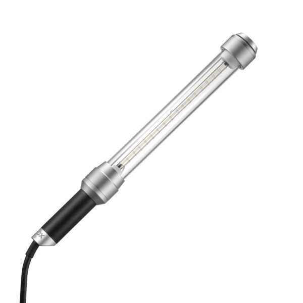 Godox AD-S200 Stick Flash Head -salamapäässä on sylinterimäinen LED-muotoilu, jossa on läpinäkyvä putki, hopeanväriset metalliset päätykappaleet ja musta kahva, jonka juuressa on kiinnitetty johto.