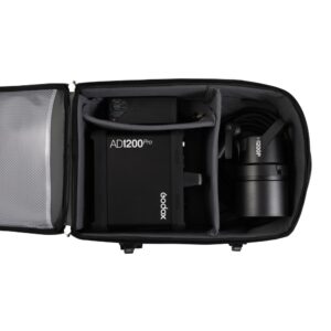 Godox CB-17 Carry Roller Bag AD1200 Pro -kuljetuslaukkuun mahtuu studiosalamalaite, virtalähde ja kelattu kaapeli turvallisesti pehmustettuihin lokeroihin turvallista kuljetusta varten.