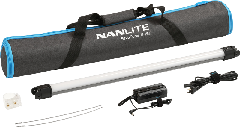 NANLITE Pavotube II 15C LED RGBWW Tube Light 1 Light Kit -putkivalosarja on esillä putkivalon, kantolaukun, virtalähteen, kaapeleiden, kiinnitysklipsujen ja lisävarusteiden kanssa valkoisella pohjalla.