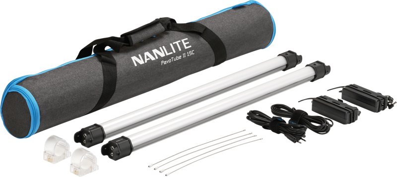 NANLITE Pavotube II 15C LED RGBWW Tube Light 2 Light Kit, jossa on kaksi putkivaloa, harmaa kantolaukku, virtasovittimet, kiinnitysklipsit, kaapelinsiteet ja mustat virtajohdot, jotka on järjestetty valkoiselle pinnalle.