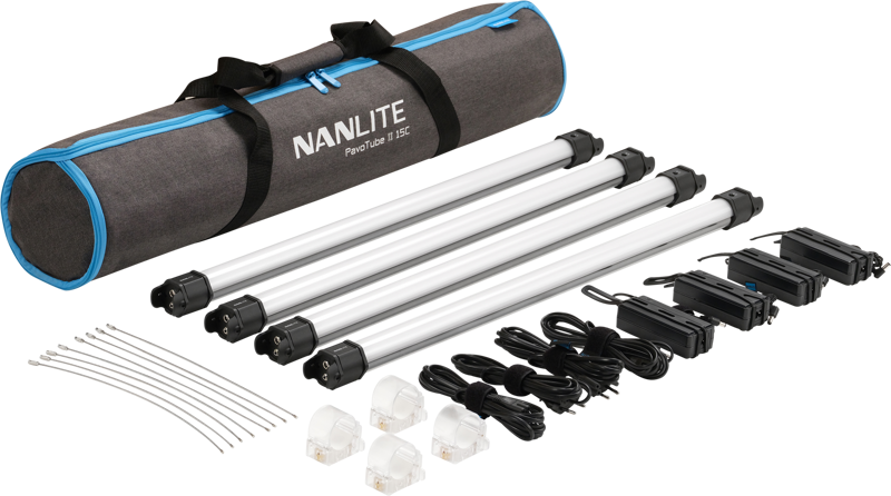 NANLITE Pavotube II 15C LED RGBWW Tube Light 4 Light Kit, jossa on neljä putkivaloa, harmaa kantolaukku, neljä virtalähdettä, kiinnitysklipsit, kaapelit ja nippusiteet, on järjestetty siististi valkoiselle taustalle.