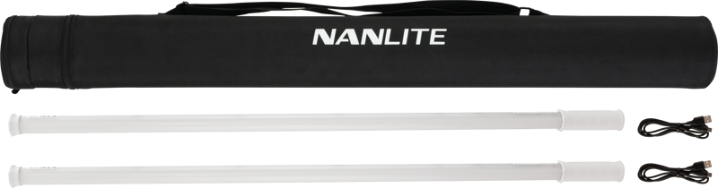 NANLITE PavoTube T8-7X 2 Kit, jossa on kaksi LED-valoputkea ja kaksi USB-kaapelia, on esillä kantolaukunsa vieressä valkoisella pohjalla.