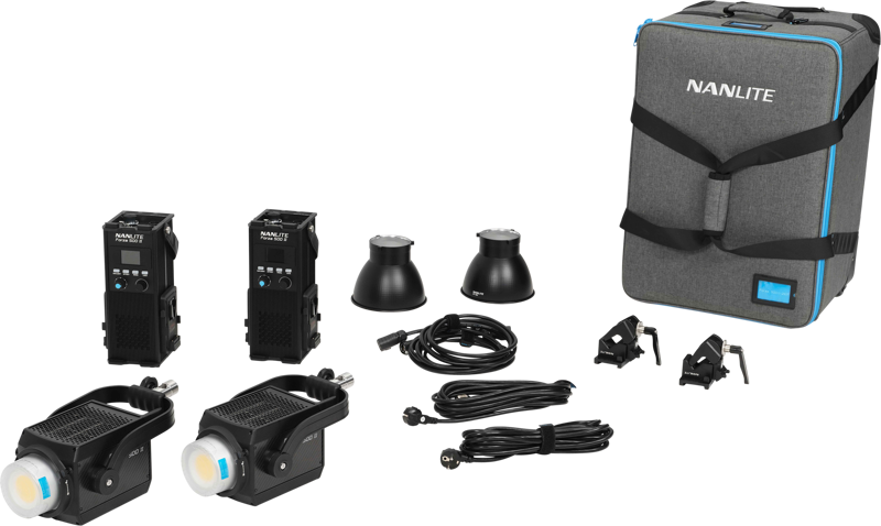 Kuvassa NANLITE Forza 500 II Daylight 2 Kit LED Spot Light -valaisin vaunukotelolla, jossa on kaksi LED-valoa, virta-adapterit, heijastimet, valon kiinnikkeet, kaapelit ja pehmustettu laukku, jossa on kahva ja Nanlite-logo.