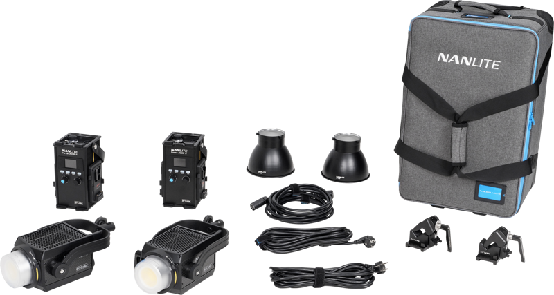Kuvassa NANLITE Forza 300B II 2 Kit LED-spottivalo, jossa on kaksi LED-valoa, virtasovittimet, heijastimet, erilaiset kaapelit, kiinnikkeet ja harmaa vaunukotelo valkoisella pohjalla.
