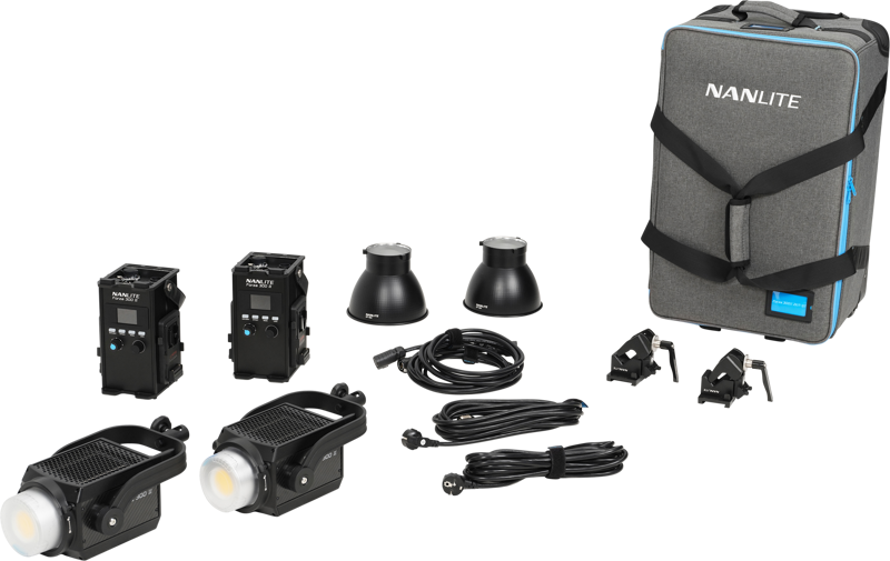 NANLITE Forza 300 II 2 Kit LED-spottivalo ja vaunukotelo sisältää kaksi LED-valoa, kaksi virtalähdettä, kaksi lamppuheijastinta, kaapelit, kiinnittimet ja harmaan Nanlite-merkkisen vaunukotelon valkoisella pohjalla.