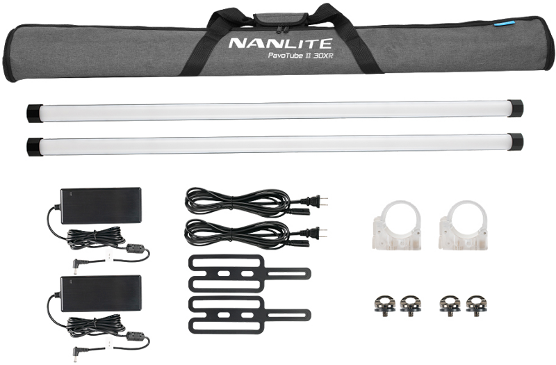 NANLITE PavoTube II 30XR 2KIT LED-putkivalosarja, joka sisältää kaksi putkivaloa, harmaan kantolaukun, adapterit johtoineen, kiinnikkeet, metallilevyt ja kiinnikkeet, on siististi esillä valkoisella pohjalla.